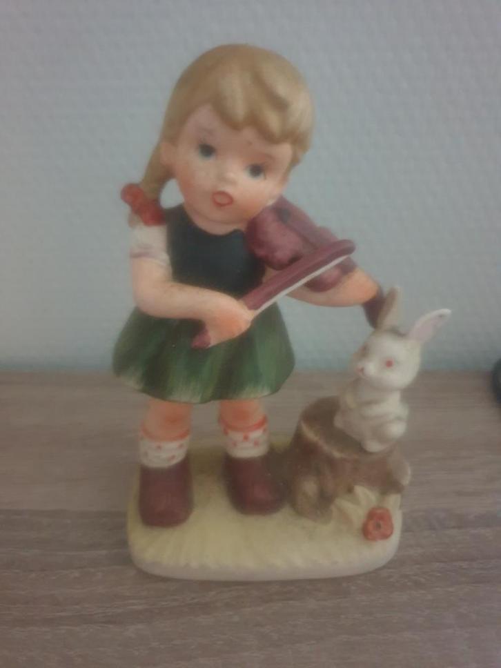 Vintage beeldje: Vioolspelend meisje met konijntje (14 cm), Verzamelen, Beelden en Beeldjes, Gebruikt, Mens, Ophalen of Verzenden