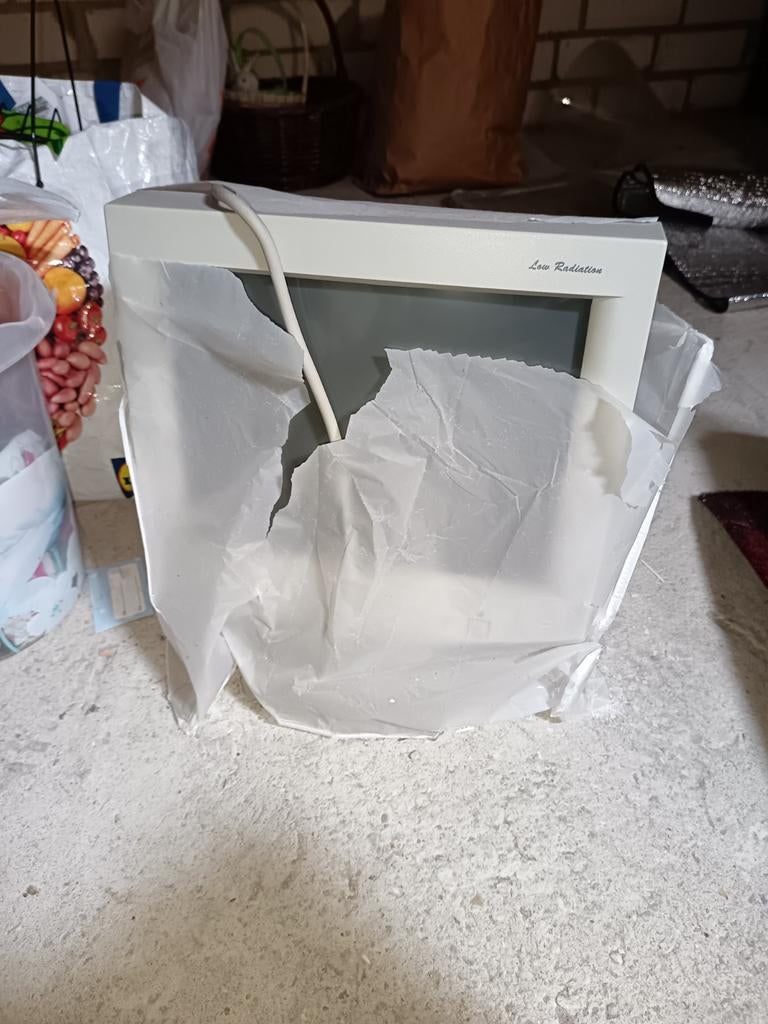 Computerscherm wie heeft interesse ? In Heerlen, Ophalen