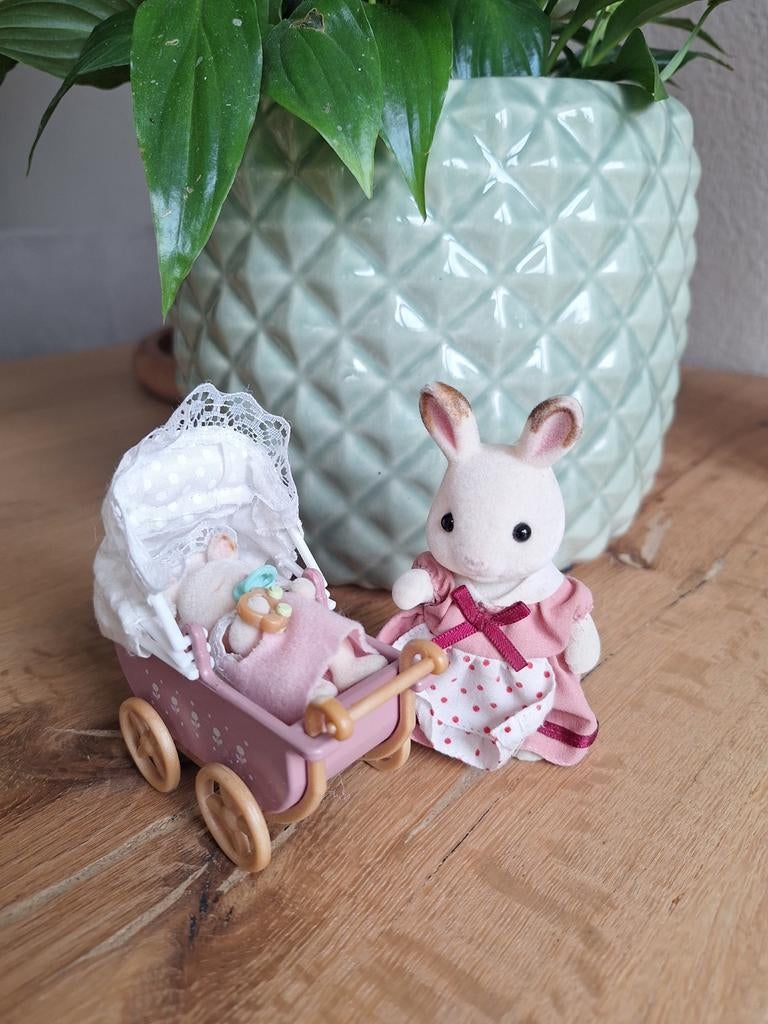 Sylvanian Families Baby en Mama Konijn met Kinderwagen, Ophalen of Verzenden, Zo goed als nieuw, Jongen of Meisje