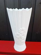 Vintage vaas biscuit Kaiser M.Frey bloemen, Ophalen of Verzenden, Overige kleuren, Aardewerk of Porselein, Minder dan 50 cm