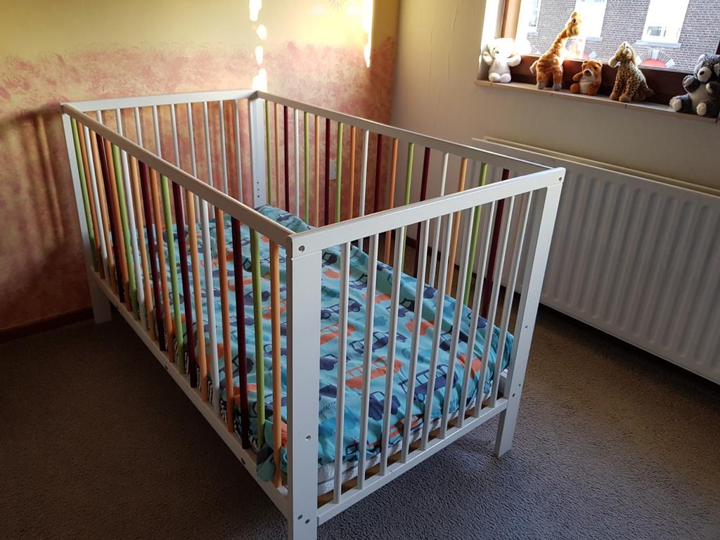 Baby ledikant met kleurrijke spijlen, Ophalen, Gebruikt, Ledikant