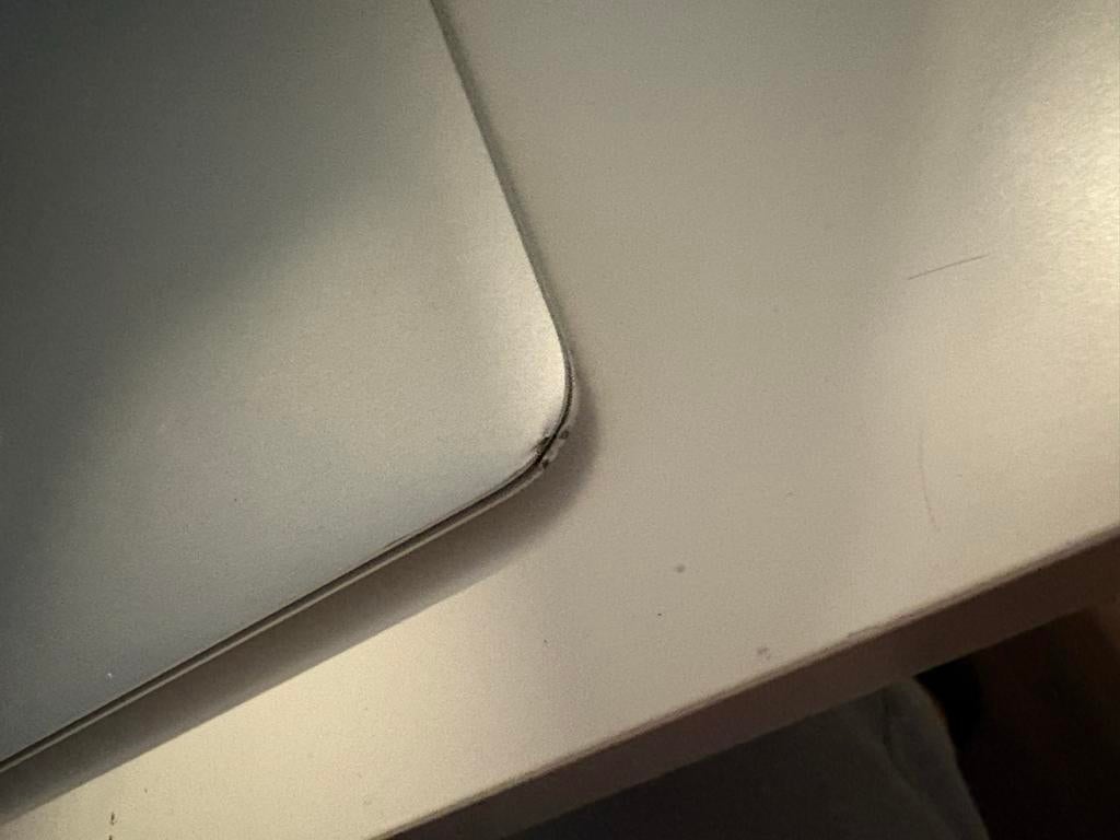 MacBook Air 2012 - Werkt, laderpoort defect, lichte deukjes, Computers en Software, Apple Macbooks, Ophalen of Verzenden, Gebruikt