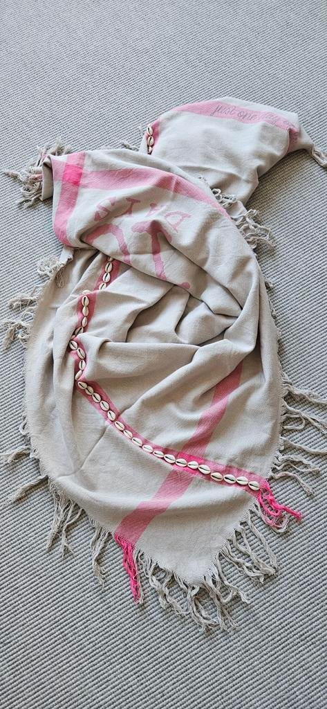 10days grote sjaal, lichtgrijs en roze, met schelpjes, Kleding | Dames, Mutsen, Sjaals en Handschoenen, Ophalen of Verzenden, Zo goed als nieuw