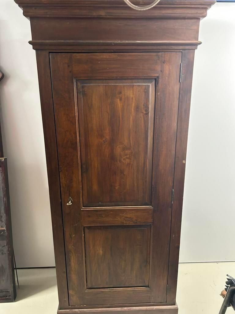 Koloniale stijl kledingkast, Ophalen