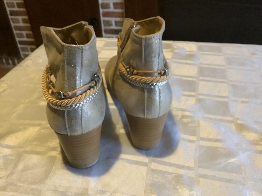 Dames korte laarsjes, Beige, Lage of Enkellaarzen, Ophalen of Verzenden, Zo goed als nieuw