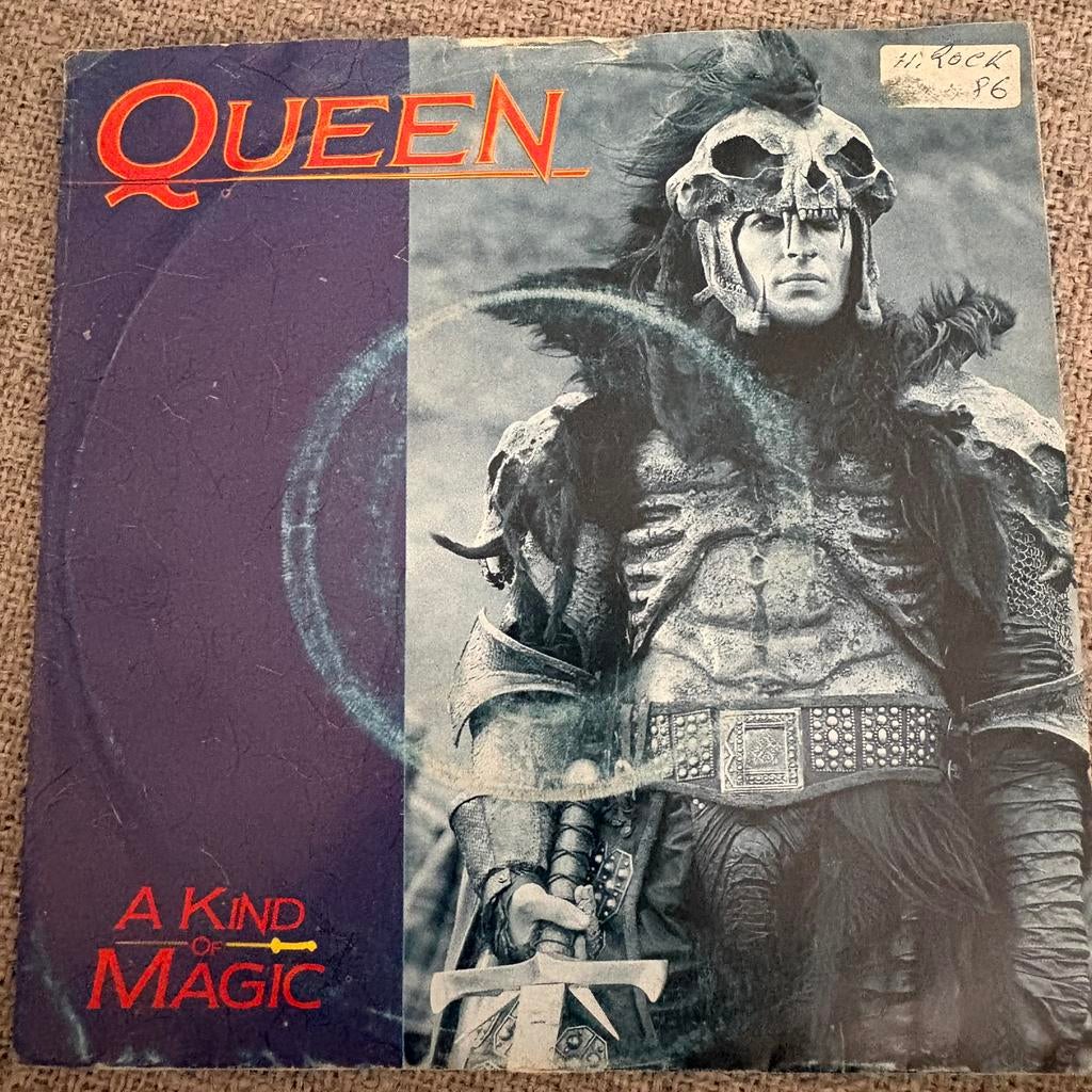 Vinyl single Queen - A kind of magic / A dozen red roses, Ophalen of Verzenden, Gebruikt, Pop