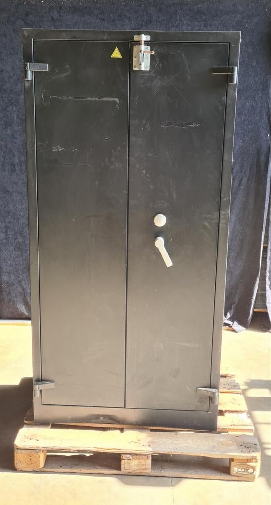 Ex-kluiskast zonder legborden met houtplaat tegen achterwand, Huis en Inrichting, Brandblussers en Brandkasten, Ophalen