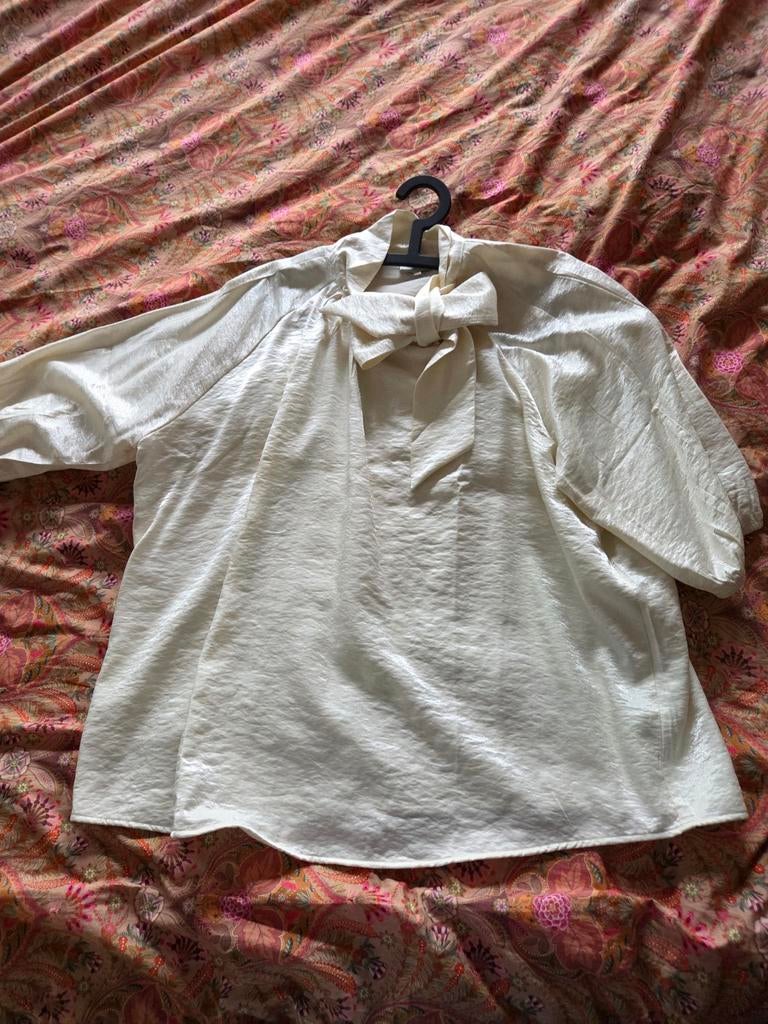 Shoeby Blouse glanzend met strik off white z.g.a.n. XXXL, Ophalen of Verzenden, Zo goed als nieuw, Maat 46/48 (XL) of groter, Wit