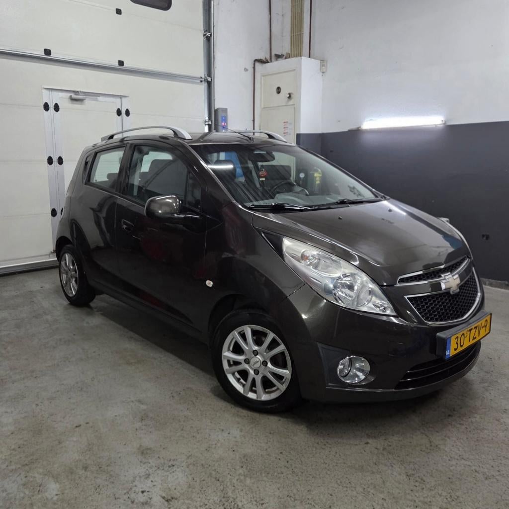 Chevrolet Spark 1.0 LPG | Airco | Cruise | PDC | Nieuwe APK, Auto's, Euro 5, 37 €/maand, 4 cilinders, Bruin