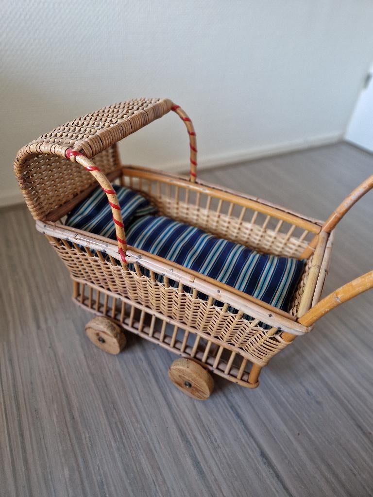 Vintage rotan poppenwagen jaren 60, Antiek en Kunst, Antiek | Speelgoed, Ophalen