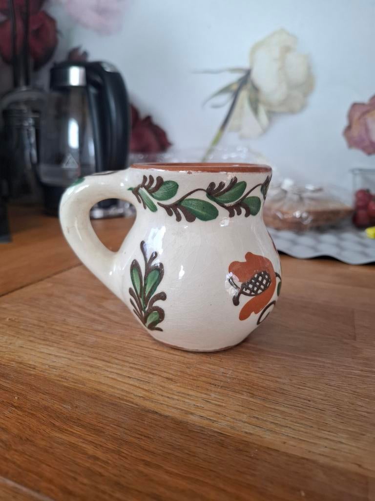 Mooie Hongaarse keramieken kruikje/mok met bloemmotief, Antiek en Kunst, Ophalen of Verzenden
