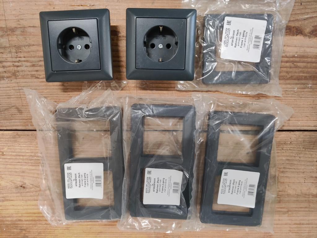 JUNG stopcontacten zwart rood, Ophalen, Stopcontact