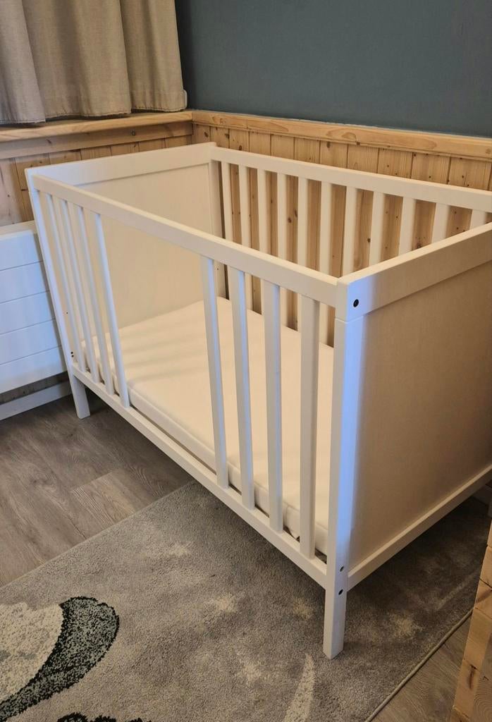 Mooi wit ledikant met matras, Kinderen en Baby's, Ophalen, Zo goed als nieuw, Ledikant