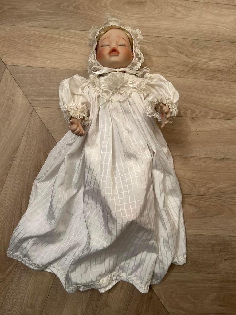 Porseleinen Babypop in Witte (doop) Jurk, Ophalen of Verzenden, Zo goed als nieuw, Pop