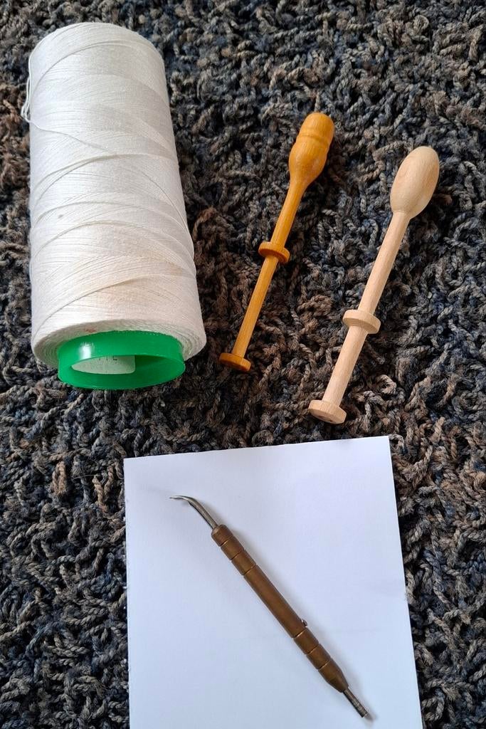 Klosjes om te kantklossen + koevoetje/speldenduwer, Ophalen of Verzenden