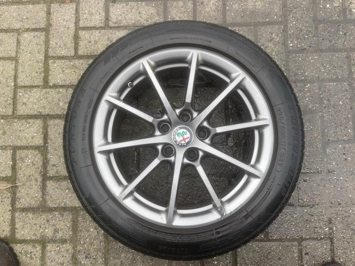 Sportvelgenset + banden van een Alfa Romeo Giulia, Auto-onderdelen, Banden en Velgen, Personenwagen, Gebruikt, 3 maanden garantie