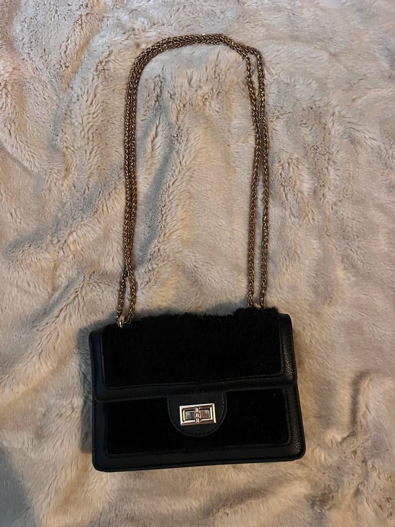 Zwarte schoudertas met gouden ketting - Zo goed als nieuw, Ophalen of Verzenden, Zo goed als nieuw, Zwart, Overige merken