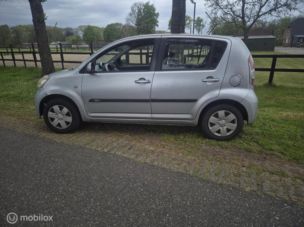 Daihatsu Sirion 2 1.3-16V Comfort airco, Auto's, Voorwielaandrijving, Gebruikt, 31 €/maand, 4 cilinders