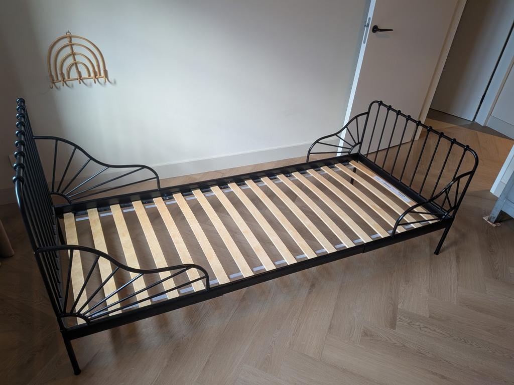 Zwart metalen kinderbed met lattenbodem, Kinderen en Baby's, Kinderkamer | Bedden, 85 tot 100 cm, Gebruikt, 180 cm of meer, Ophalen