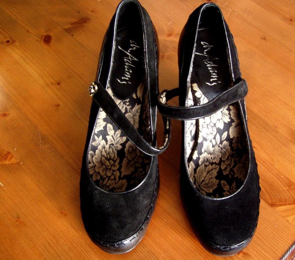 Prachtige Dr. Adams dames suede pumps in het zwart leer, Kleding | Dames, Schoenen, Verzenden, Zo goed als nieuw, Zwart