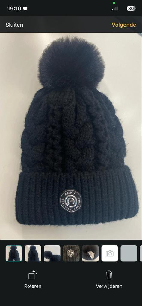 Zwarte ANKY muts met pompon, Ophalen of Verzenden, Zo goed als nieuw, Muts