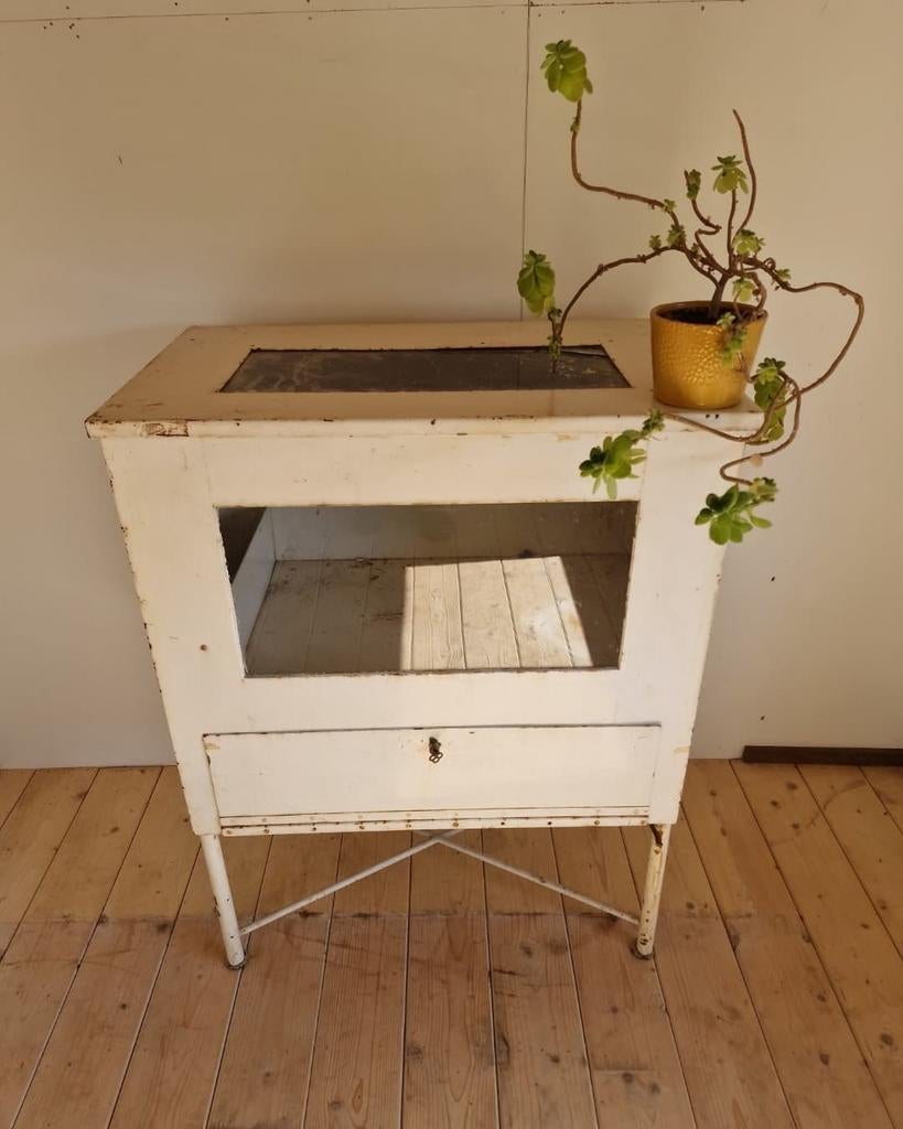 vintage metalen ( vitrine ) kastje, Ophalen, Gebruikt