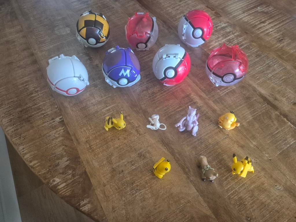Pokémon ballen met diverse Pokémon figuren, Verzamelen, Poppetjes en Figuurtjes, Ophalen of Verzenden, Gebruikt