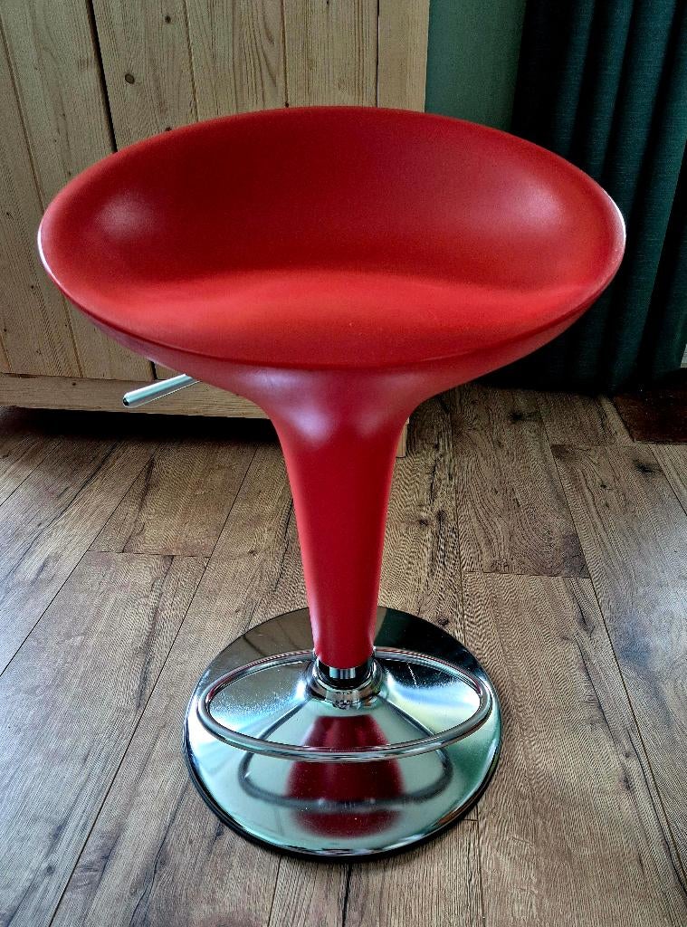 Prachtige rode Magis Bombo designkruk, Huis en Inrichting, Barkrukken, 60 tot 90 cm, Ophalen of Verzenden, Zo goed als nieuw, 1 kruk