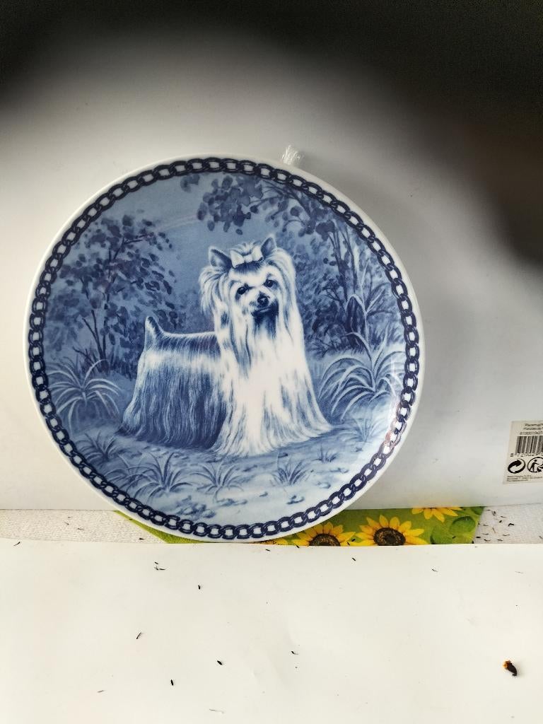 Yorkshire Terrier op blauw geschilderd bord, Blauw, Minder dan 20 cm, Art deco, Ophalen of Verzenden