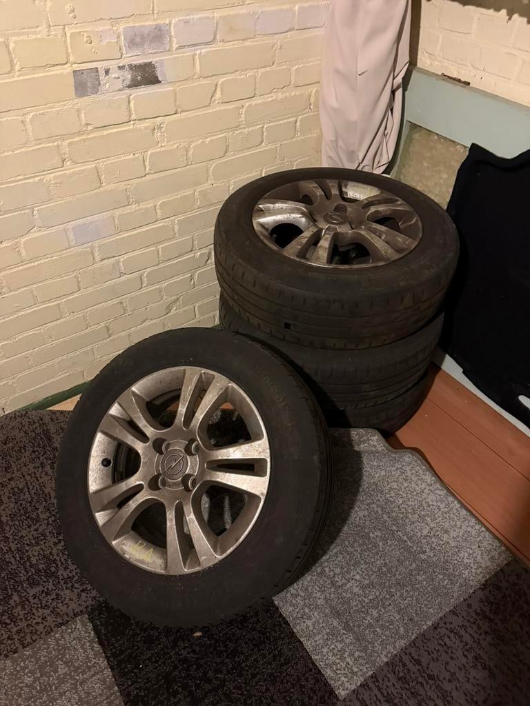 Opel corsa zomer banden continental, Auto-onderdelen, Banden en Velgen, Ophalen, Gebruikt, 15 inch, Banden en Velgen