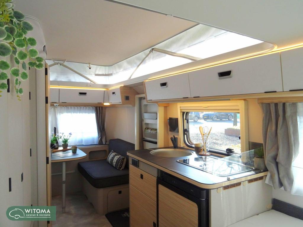 Eriba Silver edition Op show!!, Caravans en Kamperen, Caravans, Schokbreker, Bedrijf, 4 tot 5 meter, Eriba