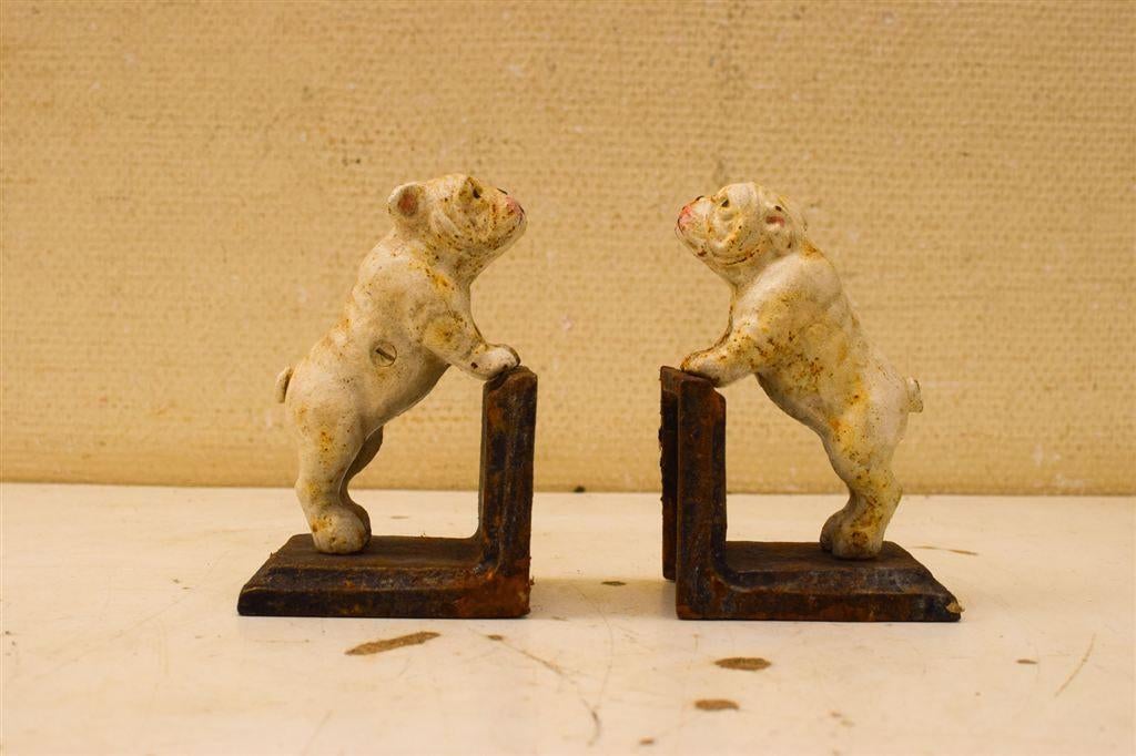 Gietijzeren boekensteunen van een buldog 51235