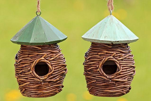 Leuk en origineel Vogelhuisje met riet, rotan look, groen, Tuin en Terras, Vogelhuisjes en Vogelbaden, Nieuw, Ophalen of Verzenden