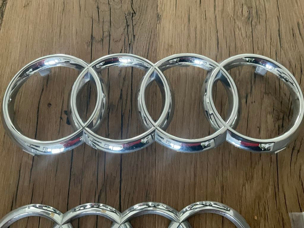 Audi logo embleem voor grill of achterklep orginele chroom, Ophalen of Verzenden, Gebruikt, Audi