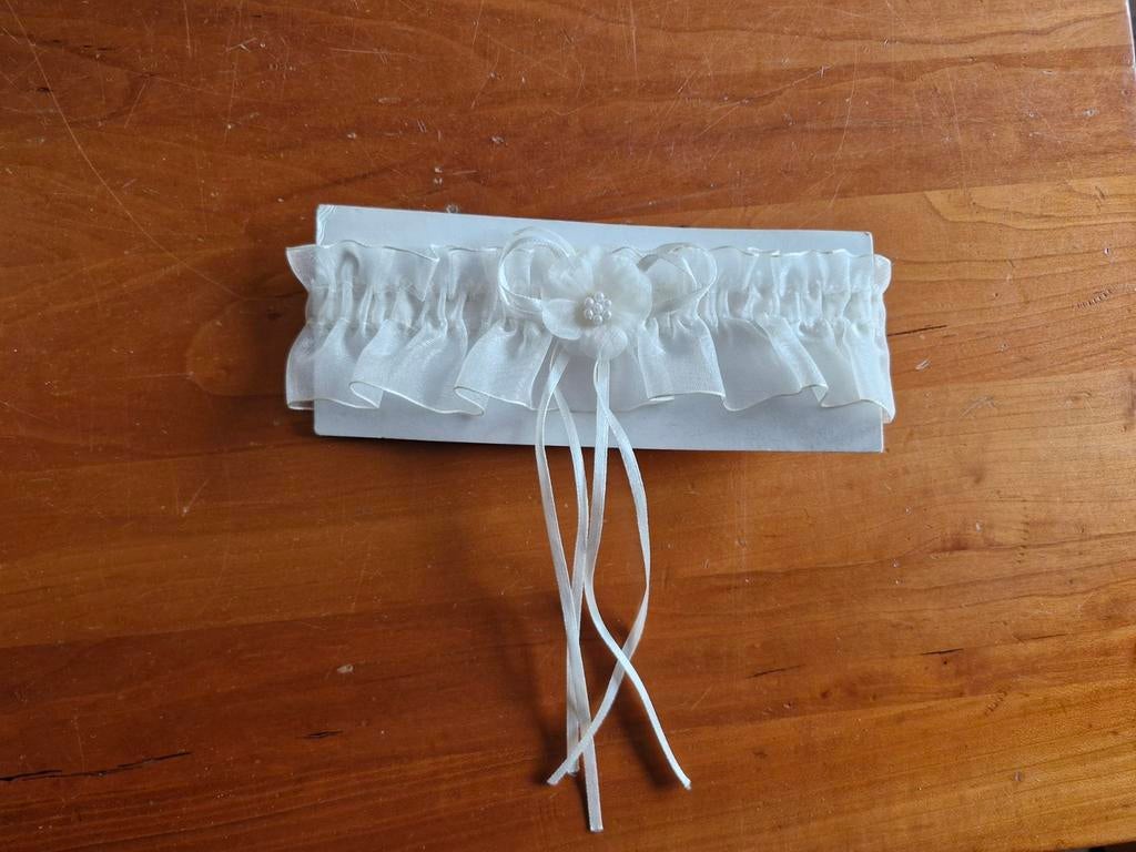 Klassieke roomwitte kanten kousenband met bloem, Ophalen of Verzenden, Zo goed als nieuw, Zwart, Accessoires