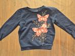 Donkerblauwe trui met vlinders - Happy Girls Club C&A, Kinderen en Baby's, Kinderkleding | Maat 104, Gebruikt, C&A, Meisje, Trui of Vest