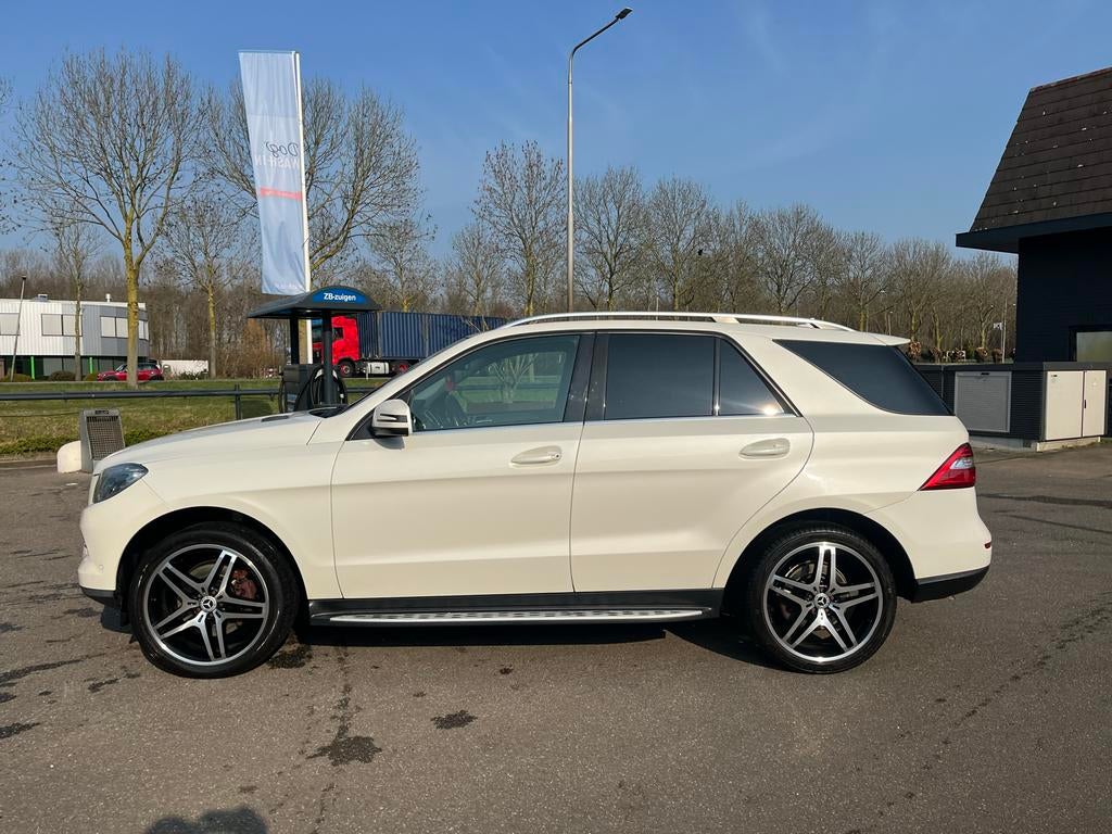 Mercedes Benz ML 350 goed onderhouden NIEUWE DISTRIBUTIE, Auto's, Automaat, Parkeersensor, Wit, Vierwielaandrijving