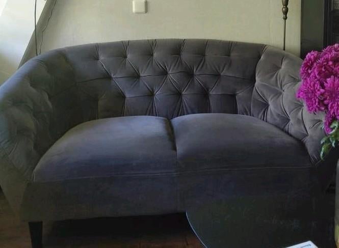 Stijlvolle grijze fluwelen tweezitsbank, Huis en Inrichting, Banken | Sofa's en Chaises Longues, Ophalen, Gebruikt, 150 tot 200 cm