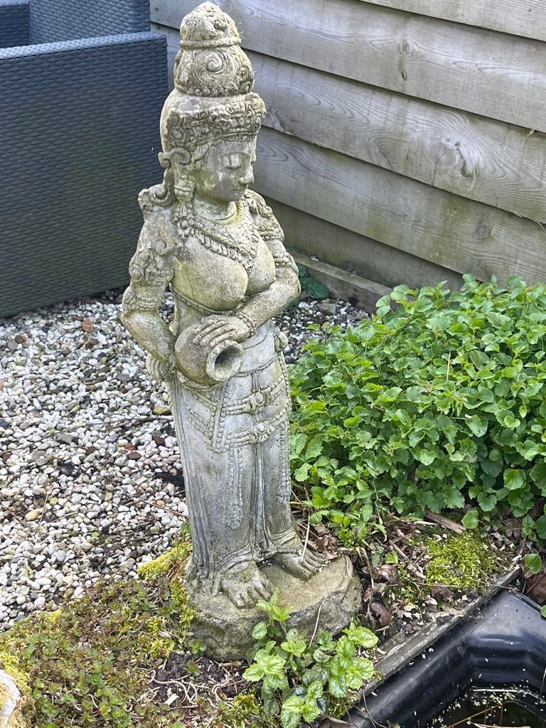 Tuinbeeld vrouw met kruik in hand, Ophalen, Zo goed als nieuw