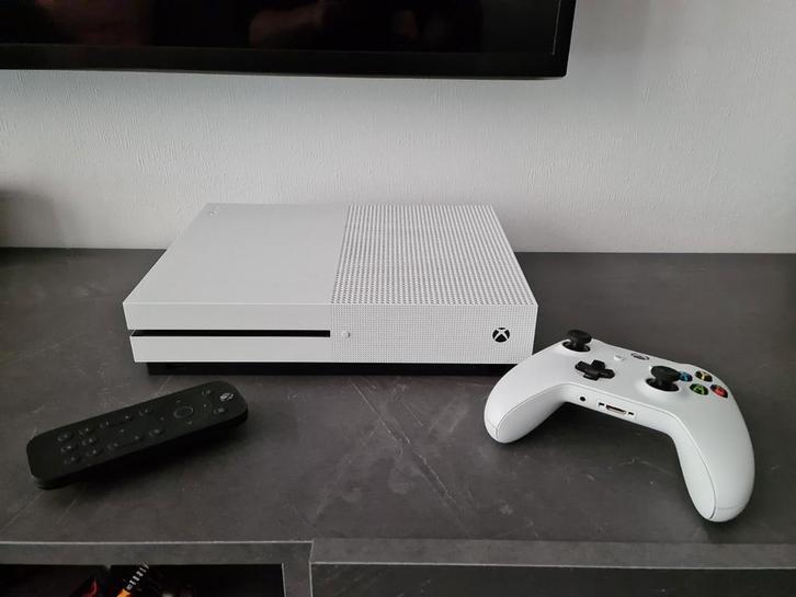 Xbox One met 1 controller en 33 games, Spelcomputers en Games, Spelcomputers | Xbox One, Zo goed als nieuw, 1 TB, Met 1 controller