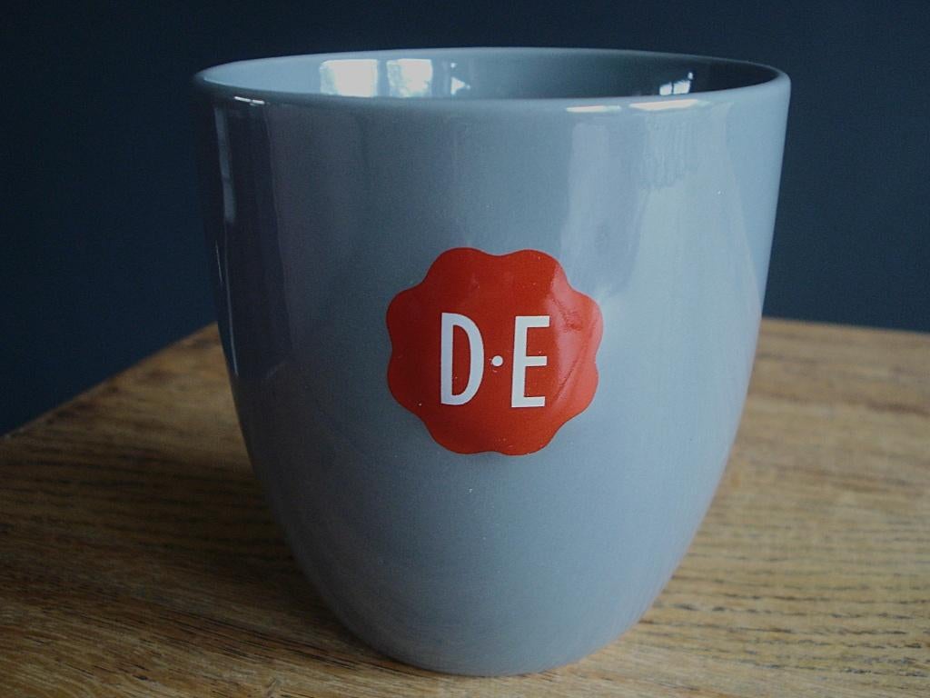 NIEUW: DE / Douwe Egberts koffie kopje / mok grijs, Nieuw, Ophalen of Verzenden, Overige stijlen, Kop(pen) en/of Schotel(s)