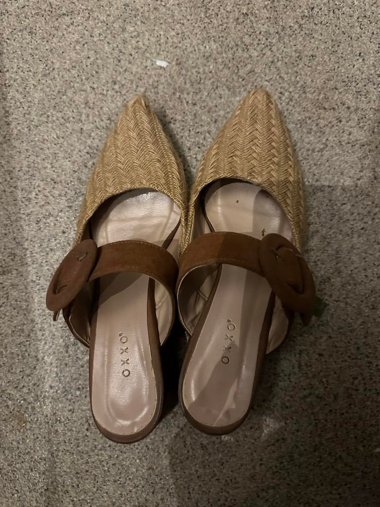OXXO muiltjes met rieten band en gesp, Kleding | Dames, Schoenen, Ophalen, Bruin, Sandalen of Muiltjes, Gedragen