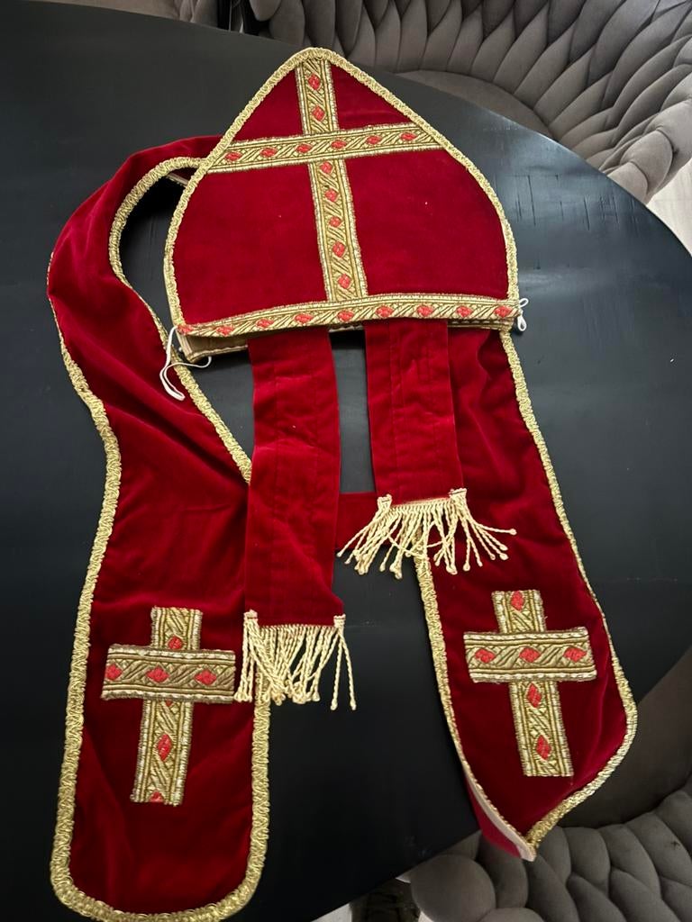 Sint mijter en stola, Ophalen, Zo goed als nieuw