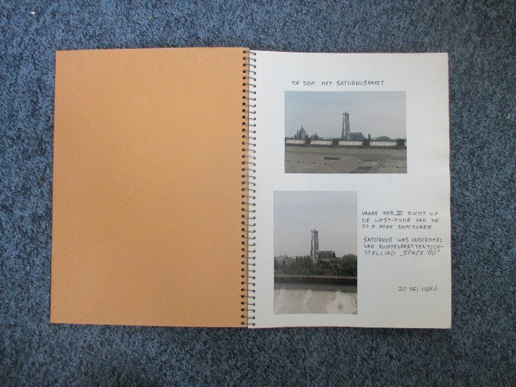 Plakboek Saturnus raket tegen de Dom Utrecht 1986., 1980 tot heden, Foto, Ophalen of Verzenden, Zo goed als nieuw