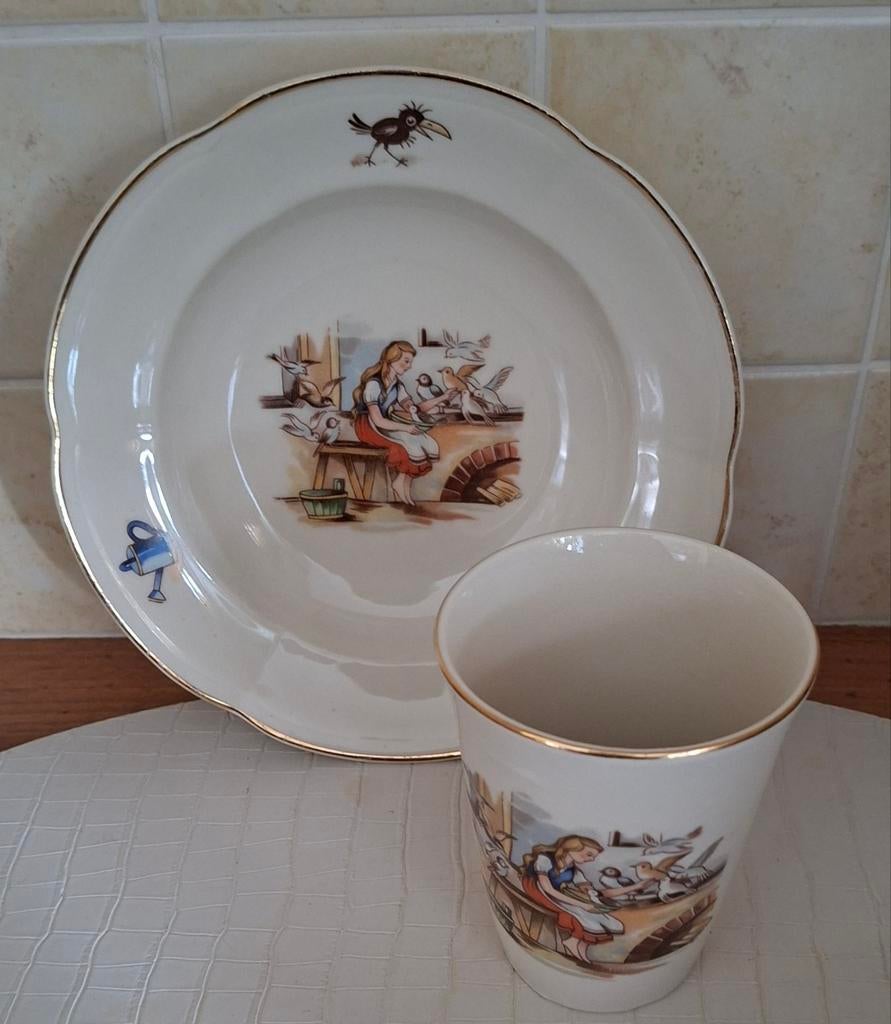 Kinderbord met beker Chodziez, sprookje, Antiek en Kunst, Antiek | Servies los, Ophalen of Verzenden