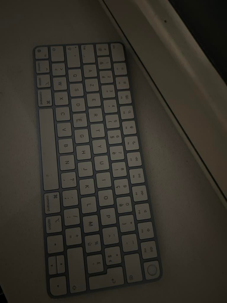 Apple Magic Keyboard, Computers en Software, Toetsenborden, Ophalen of Verzenden, Azerty, Gebruikt, Draadloos