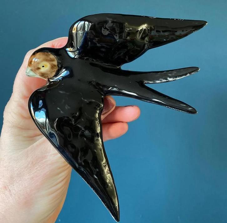 Bordallo Pinheiro zwaluw keramiek, Antiek en Kunst, Kunst | Overige Kunst, Ophalen of Verzenden