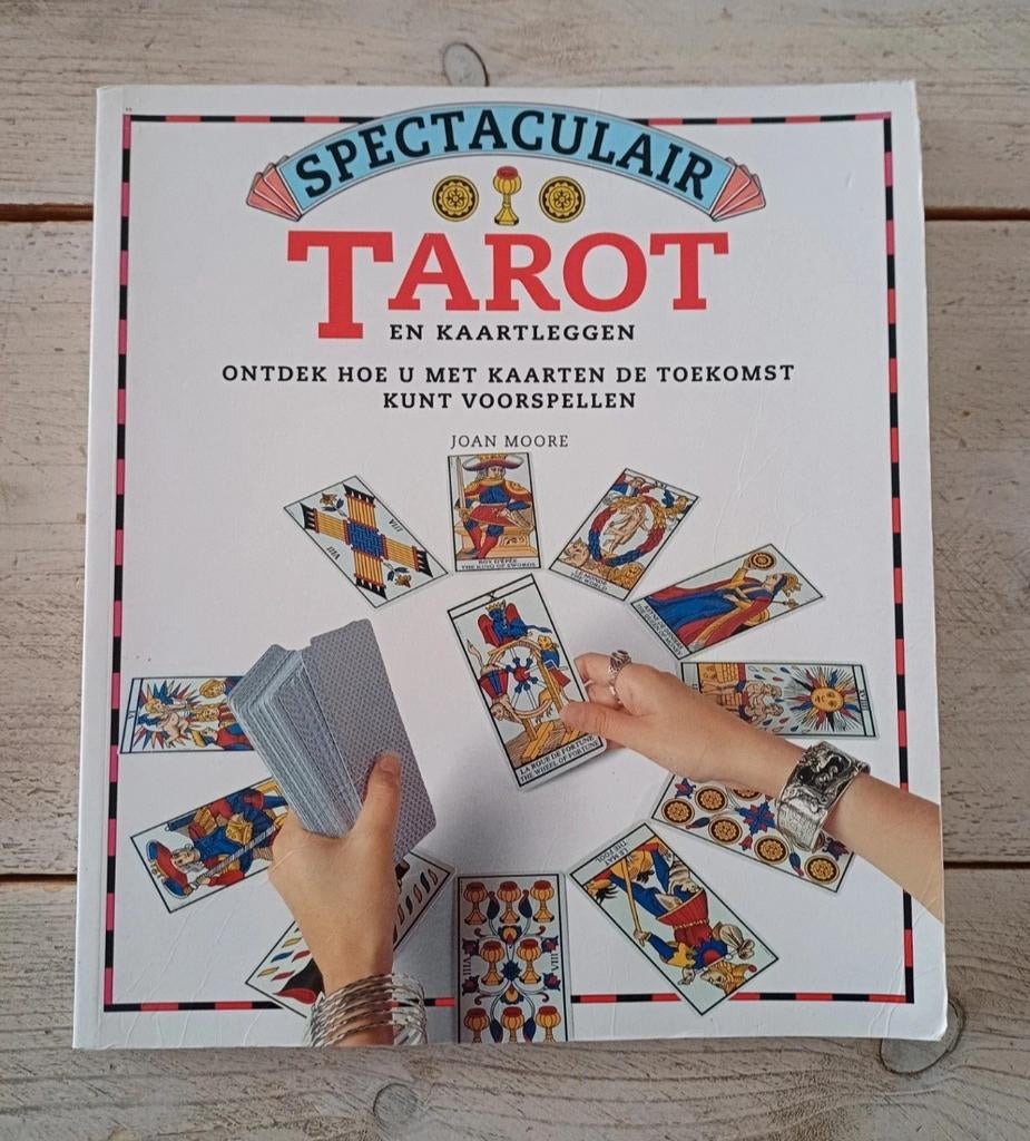 Joan Moore - Spectaculair Tarot en kaartleggen, Boeken, Esoterie en Spiritualiteit, Ophalen of Verzenden, Zo goed als nieuw, Tarot of Kaarten leggen
