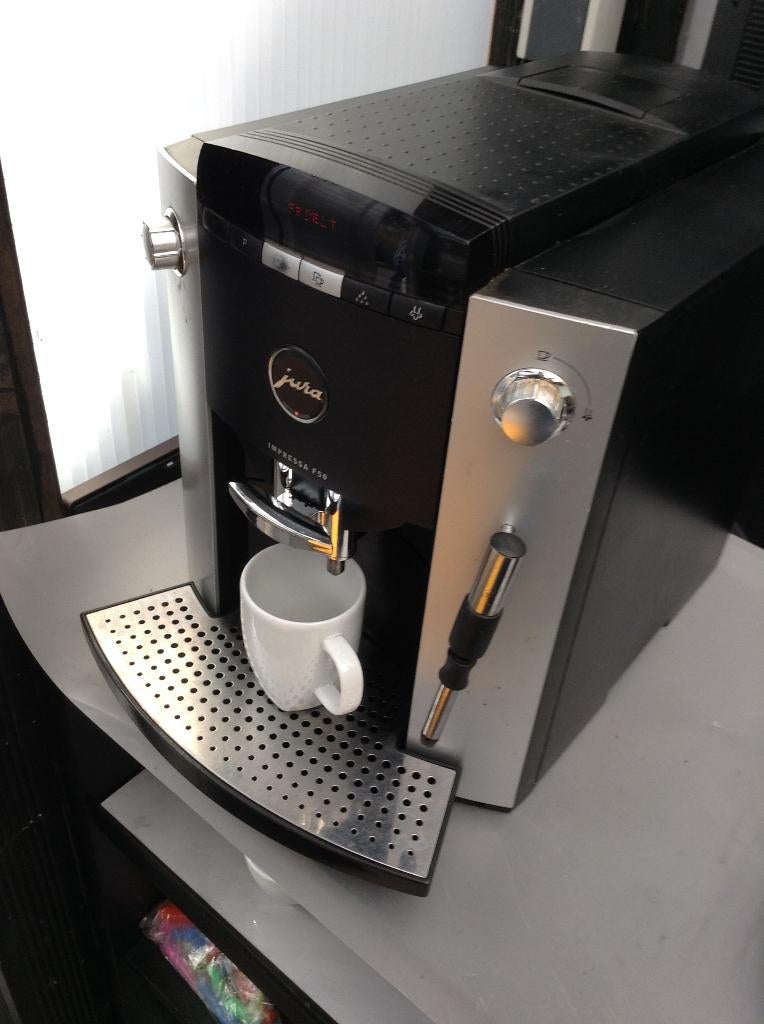 Jura Impressa F50, Witgoed en Apparatuur, Koffiezetapparaten, Ophalen, Gebruikt, 10 kopjes of meer, Koffiemachine
