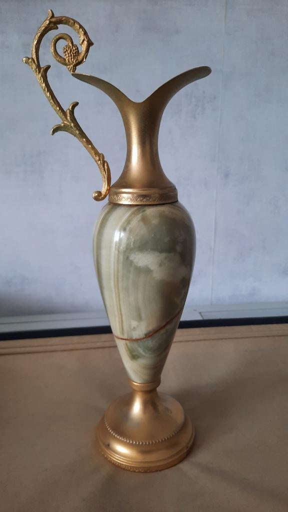 Vaas van onyx en messing, Ophalen